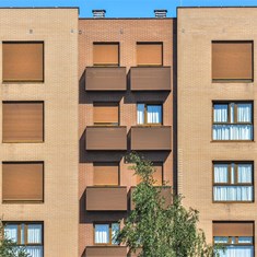Baúl en color marrón para fachada