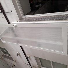 Tendedero de exterior abatible abierto con tapa con filtro solar